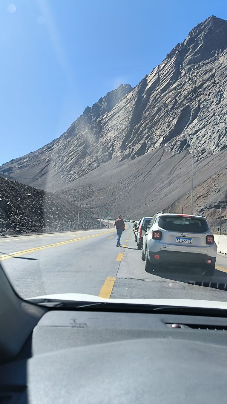 Largas filas para cruzar a Chile Foto: Osvaldo Valle