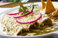 Las enchiladas verdes tienen su origen en el México prehispánico, cuando los pueblos indígenas ya envolvían alimentos en tortillas de maíz. ¡Disfruta esta magnifica receta!