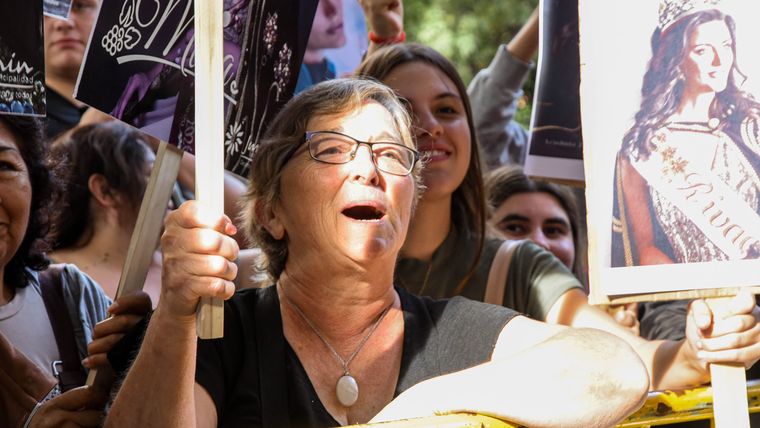 Personas de todas las edades acompañaron a las candidatas. Personas de todas las edades acompañaron a las candidatas.