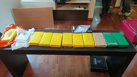Al allanar el domicilio del narcotraficante, encontraron 12 kilos de cocaína y más de 30 plantas de marihuana. Al allanar el domicilio del narcotraficante, encontraron 12 kilos de cocaína y más de 30 plantas de marihuana.