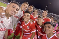Matías Gallardo, en el medio, rodeado de los demás de juveniles que debutaron en Salta. Foto: @RiverPlate