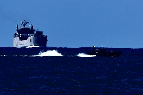 Un buque de Israel intercepta a uno de los barcos de la flotilla humanitaria hacia Gaza. Foto Efe Un buque de Israel intercepta a uno de los barcos de la flotilla humanitaria hacia Gaza. Foto Efe