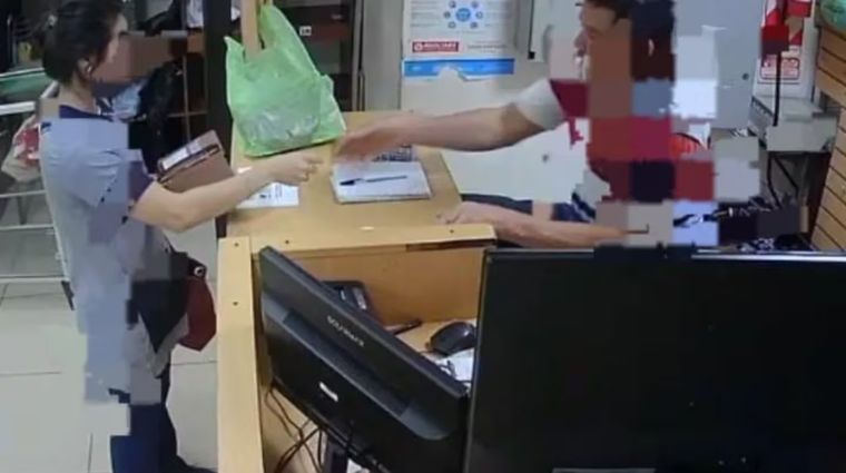 La docente quedó detenida por el robo de la tarjeta de su colega. También la escuela analiza despedirla.