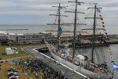 La fragata Libertad recorre sus últimas millas náuticas de navegación que la separan de Buenos Aires, donde arribará este sábado a las 17.30 para culminar su itinerario. Foto: TELAM