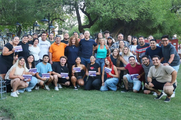 Esteban Allasino junto a candidatos y militantes. Esteban Allasino junto a candidatos y militantes.