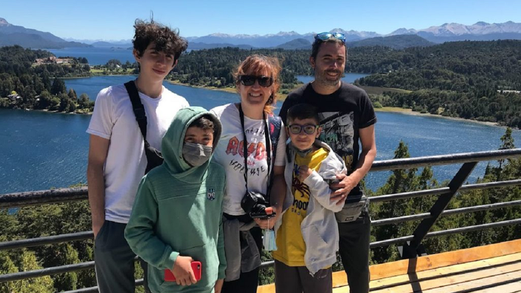 Juan, el niño al que salvó Eduardo Pironio, junto a sus padres y hermanos mellizos Foto: Gentileza