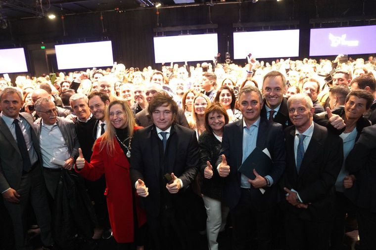 Javier Milei con buena parte de su Gabinete en el último congreso partidario de La Libertad Avanza en La Plata. Javier Milei con buena parte de su Gabinete en el último congreso partidario de La Libertad Avanza en La Plata.