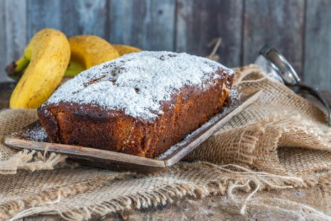 Receta de bizcocho de banana con harina integral fácil y húmedo. Receta de bizcocho de banana con harina integral fácil y húmedo.