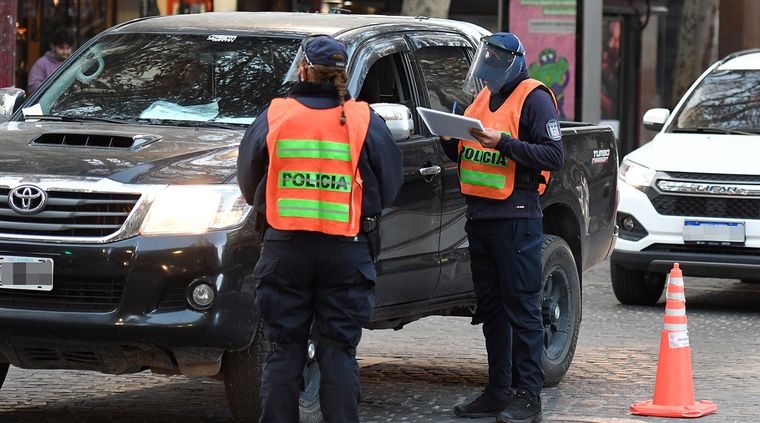 Los efectivos que viven a más de 100 kilómetros del lugar de trabajo pueden volver a sus casas recién cada 10 días. Foto: ALF PONCE MERCADO / MDZ