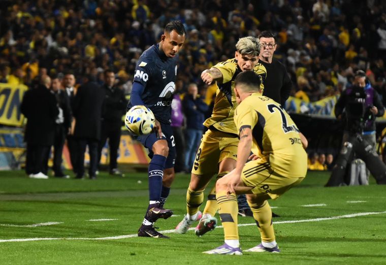 Sebastián Villa mete el pase ante la marca de Palacios y Blanco. Sebastián Villa mete el pase ante la marca de Palacios y Blanco.