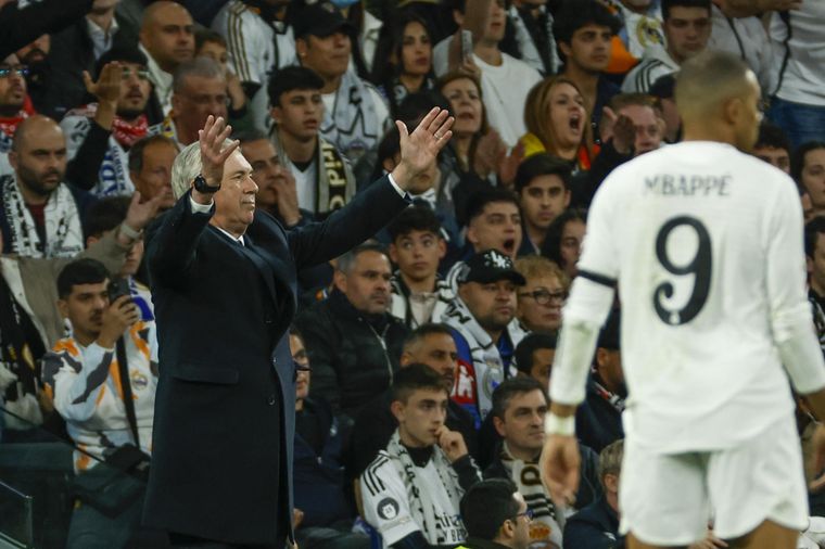 Carlos Ancelotti y Mbappé, los principales apuntados por los hinchas tras la debacle del Real Madrid. Foto: EFE