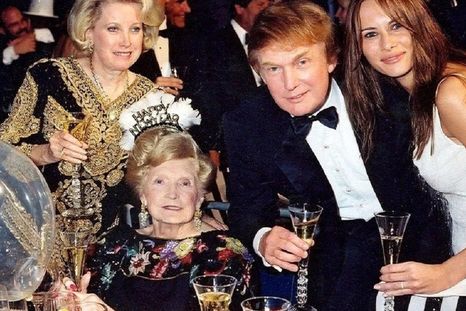 Mary Anne Trump en 1999, poco antes de morir, con su hija Elizabeth, su hijo Donald y la entonces novia de él, Melania Knauss. Foto: BBC