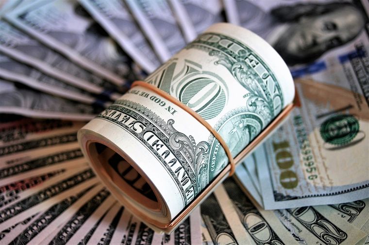 Las decisiones políticas generan que la gente se refugie financieramente en el dólar. Foto: Pexels