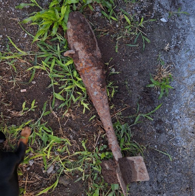 El Departamento de Explosivos de la Policía logró extraer el explosivo del domicilio.  Foto: X