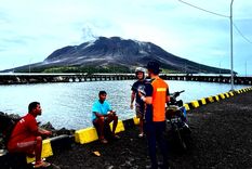 La erupción del volcán trae consigo la amenza de un posible tsunami. Foto: Efe.