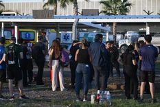 Empleados del casino y familiares de las personas que trabajan Tótem Boulevard se acercaron al lugar.&nbsp;