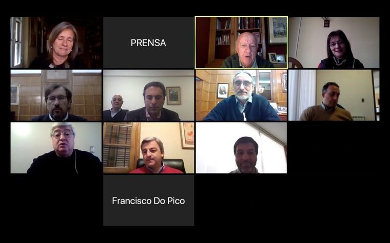 Una reunión por Zoom.