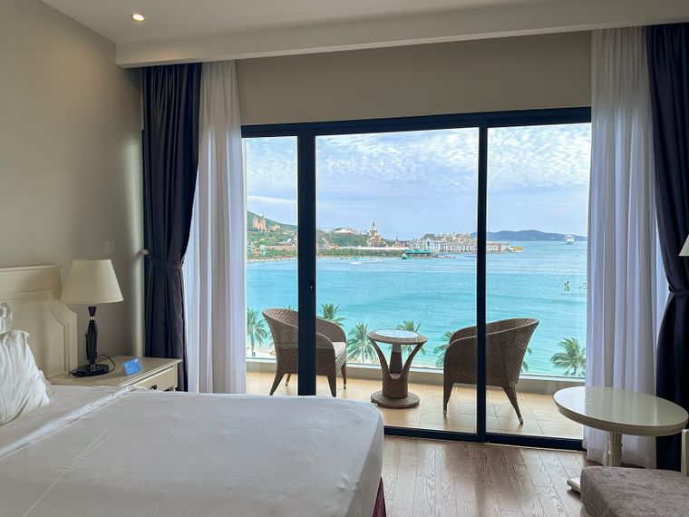 La pareja compró una habitación de hotel con vista al mar.