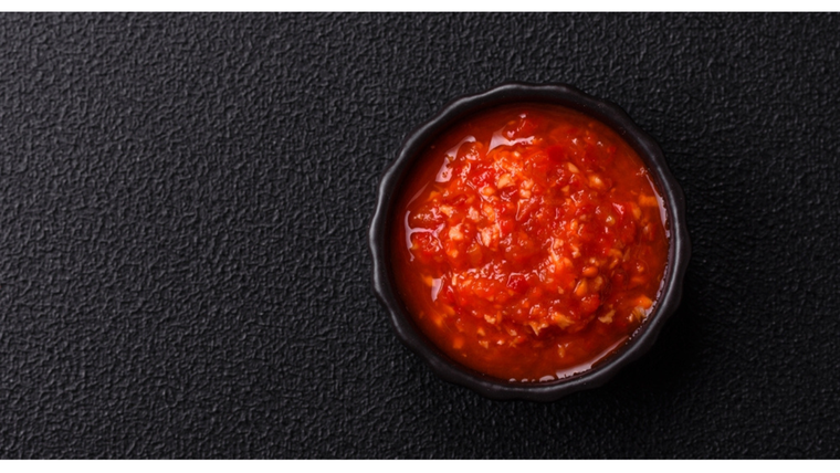 En esta receta el vinagre no solo aporta acidez, también mejora la conservación de la salsa. En esta receta el vinagre no solo aporta acidez, también mejora la conservación de la salsa.