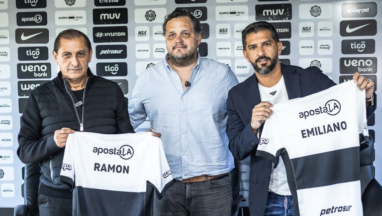 Ramón Díaz y su hijo Emiliano durante su presentación en Olimpia.