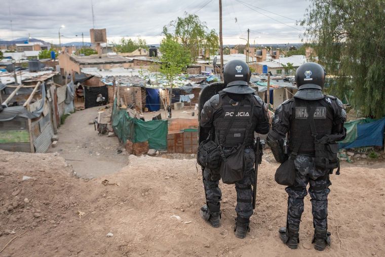 Los allanamientos se relizaron en distintos barrios de Las Heras, en una investigación por abuso de armas.