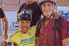 Salinas y el héroe anónimo que protagonizó esta linda historia Foto: Mendoza Pedal