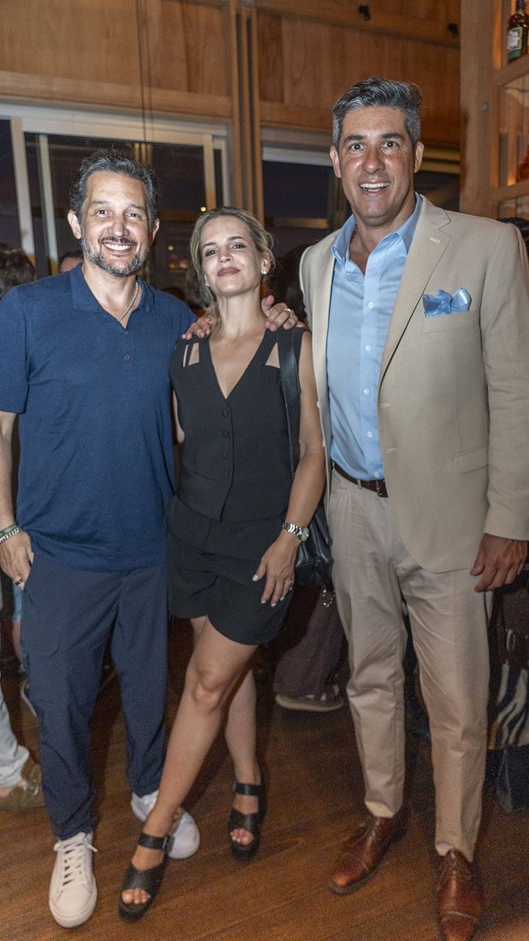 Germán Paoloski y Sabrina Garciarena junto a Javi Azcurra. Germán Paoloski y Sabrina Garciarena junto a Javi Azcurra.