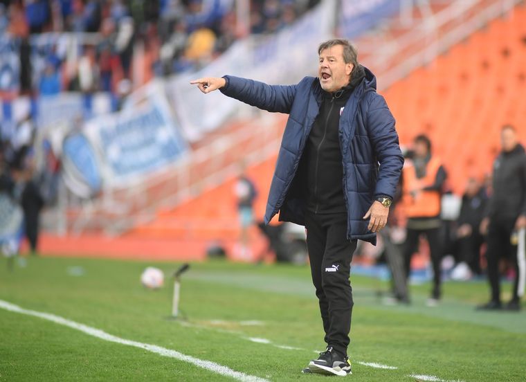 El DT habló de la presión del equipo por estar hundido en la tabla. Foto: Télam