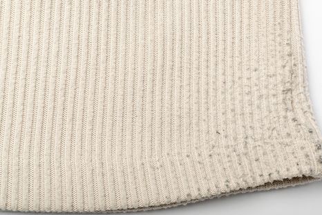 Las bolitas en la lana y otras prendas se forman por el roce constante y pueden eliminarse fácilmente. Foto: Shutterstock Las bolitas en la lana y otras prendas se forman por el roce constante y pueden eliminarse fácilmente. Foto: Shutterstock