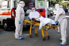 Médicos sacan a un paciente con covid-19 de una residencia de ancianos en Roma, Italia, el 2 de mayo de 2020