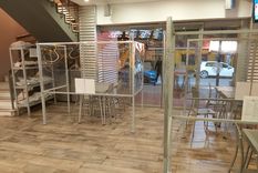 Las peceras montadas en el local de comidas para ciudar el distanciamiento social.