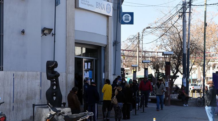 La pandemia hizo que los estafadores se volvieran expertos. En la foto, la sucursal Villa Nueva del Banco Nación, donde hubo miles de afectados Foto: ALF PONCE MERCADO / MDZ