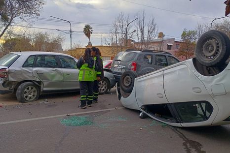 Uno de los vehículos terminó dado vuelta sobre la calzada tras intentar esquivar el choque en cadena.