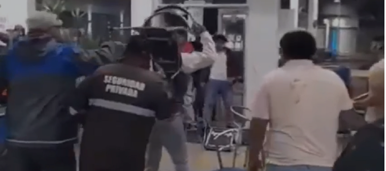 La pelea sillazos Foto: captura de video