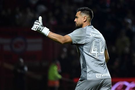 Chiquito Romero hizo su estreno en el arco de Argentinos y fue clave en el 3-1 ante Newells. Chiquito Romero hizo su estreno en el arco de Argentinos y fue clave en el 3-1 ante Newells.
