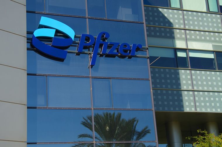 La farmacéutica Pfizer lo informó en medio de la polémica por las vacunas contra el covid-19 fabricadas por AstraZeneca. Foto: Shutterstock