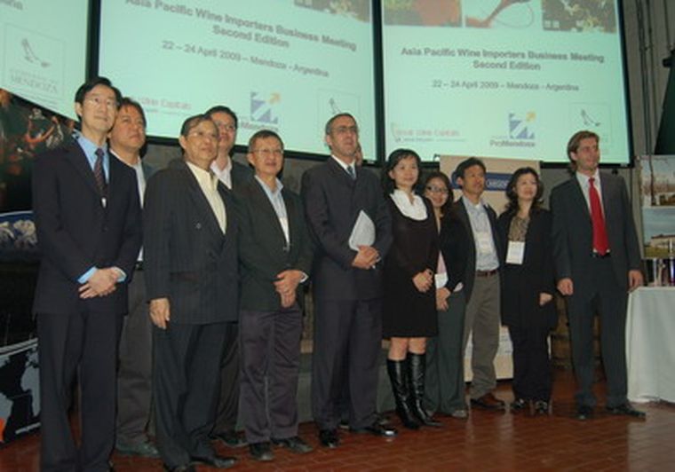 Los importadores de vinos asiáticos y funcionarios locales Foto: Gentileza ProMendoza