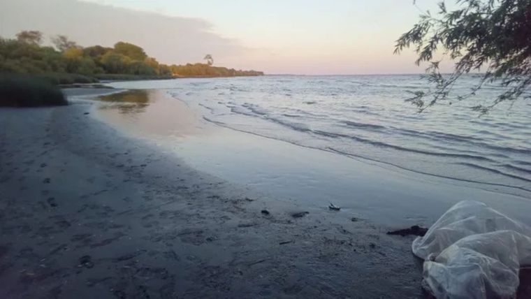 El hombre fue encontrado en la playa de la 66 en Berisso. Foto: Noticias Argentinas