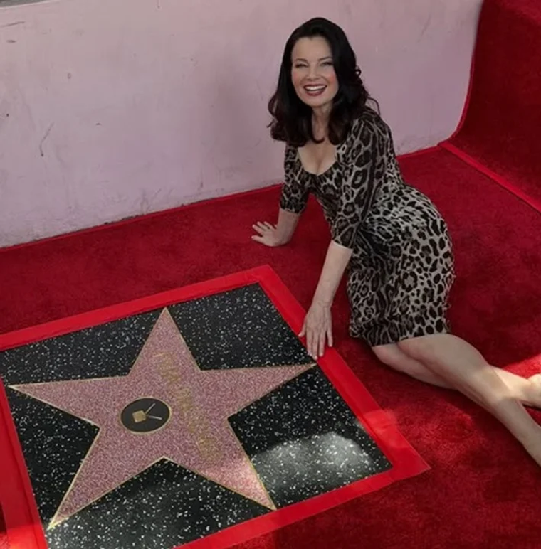 Fran Drescher, emocionada, junto a su flamante estrella en Hollywood. Fran Drescher, emocionada, junto a su flamante estrella en Hollywood.