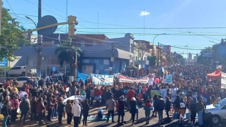 Los docentes y médicos mantienen la protesta en Misiones.