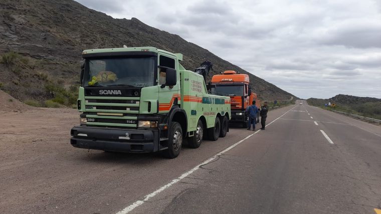Los vehículos con los que intentarán remover los vehículos del accidente. Foto: Prensa Gendarmería