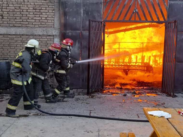 El incendio comenzó en la mañana del domingo Foto: @jp_navio