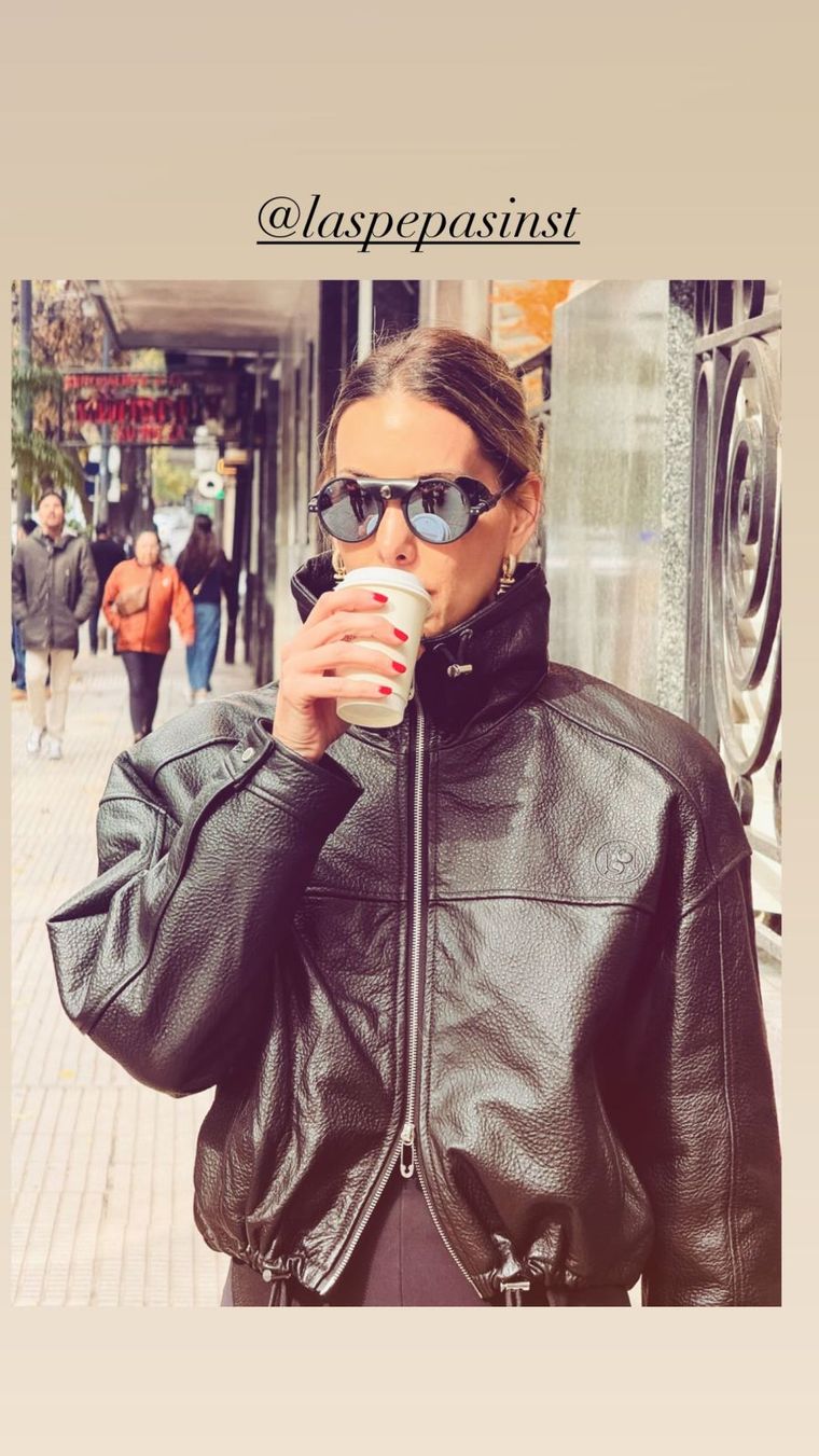 El detalle del doble cierre de la campera de Anita Espasandín: la tendencia del momento que casi nadie había notado. El detalle del doble cierre de la campera de Anita Espasandín: la tendencia del momento que casi nadie había notado.