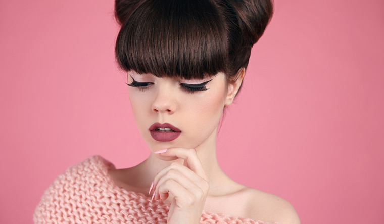 El mate se convierte en la pieza clave del look, sin necesidad de cargar el resto del rostro.