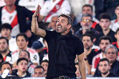 El Chacho, cuando dirigió a Inter en el Monumental. El Chacho, cuando dirigió a Inter en el Monumental.