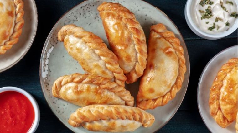 Sorprende a tus amigos con estas deliciosas empanadas de chorizo y queso Foto: Shutterstock