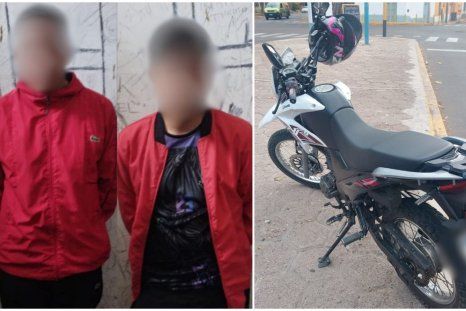 Los dos sujetos detenidos con el celular robado y la moto en la que se movilizaban. Los dos sujetos detenidos con el celular robado y la moto en la que se movilizaban.