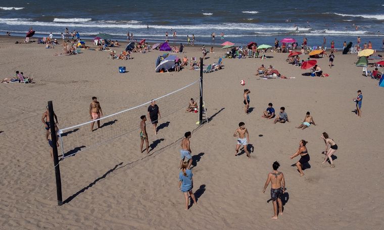 Los grupos de amigos que hacen la rutina de playa y boliches Foto: Télam