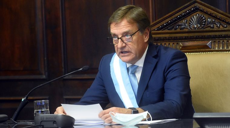 Mirada tensa hacia una pantalla: así observa Suarez el futuro. Foto: Gobierno de Mendoza