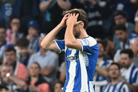 Martim Fernandes metió un insólito gol en contra en Porto-Forest. Martim Fernandes metió un insólito gol en contra en Porto-Forest.